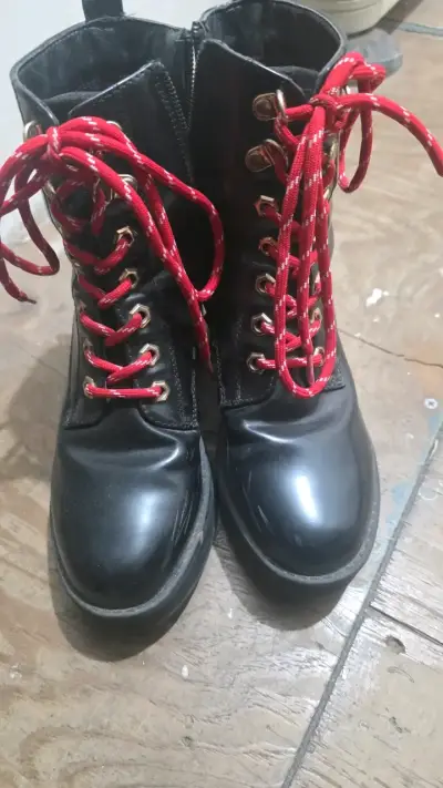 Botines negros con cordones rojos para mujer - miniatura 2