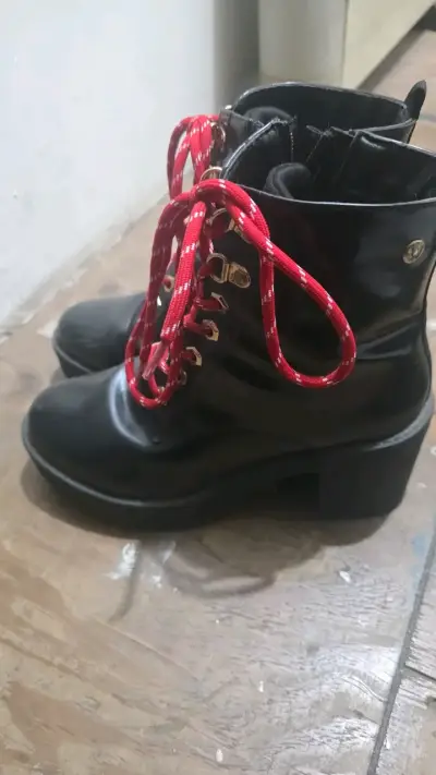 Botines negros con cordones rojos para mujer - miniatura 3