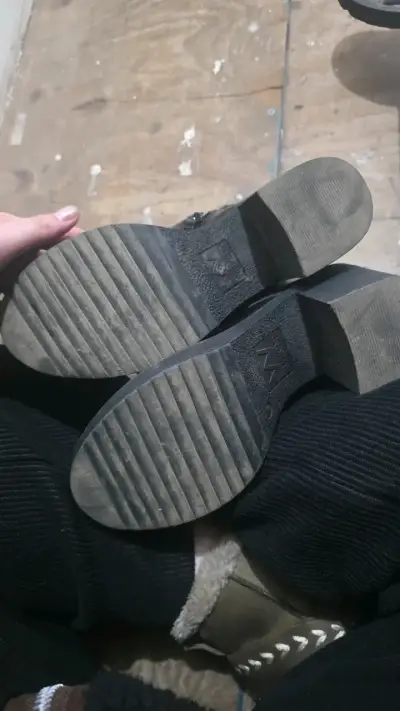 Botines negros con cordones rojos para mujer - miniatura 5