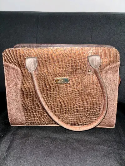 Cartera de cuero marrón con diseño elegante - miniatura 1