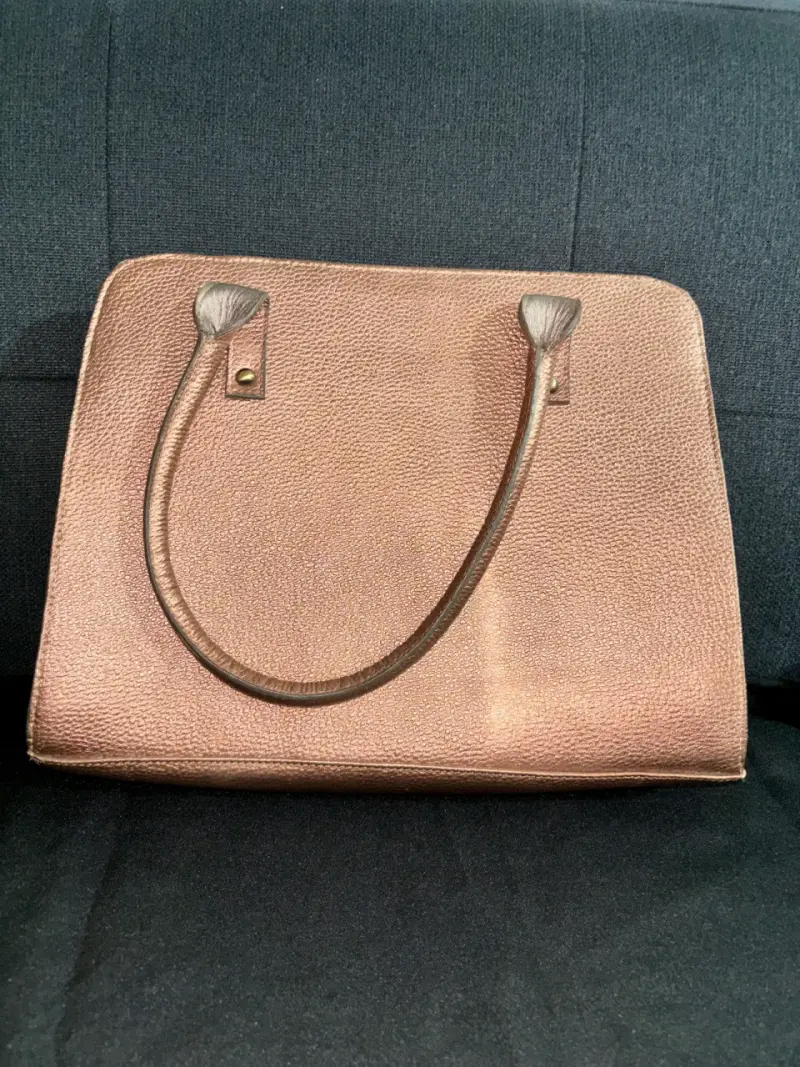 Cartera de cuero marrón con diseño elegante - 2