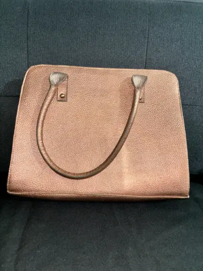 Cartera de cuero marrón con diseño elegante - miniatura 2