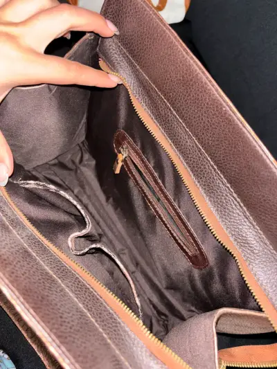 Cartera de cuero marrón con diseño elegante - miniatura 3