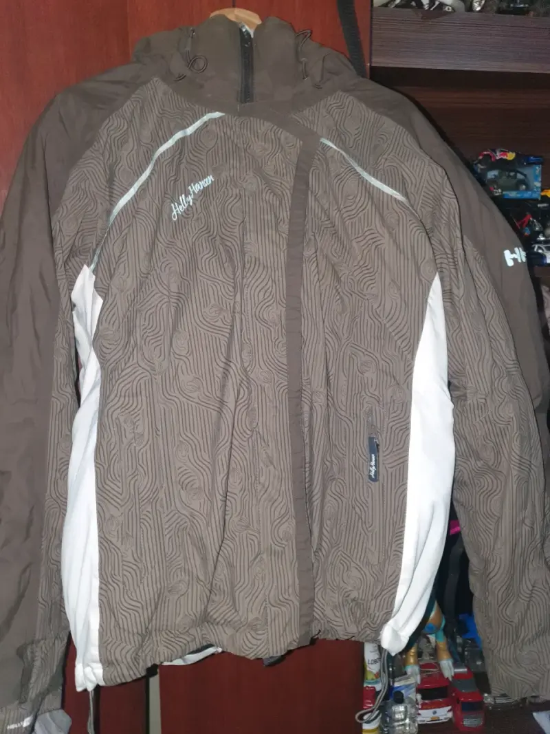 Chaqueta impermeable Helly Hansen marrón y blanca