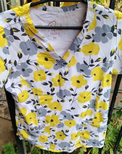 Blusas médicas estampadas y lisas para mujer - miniatura 1