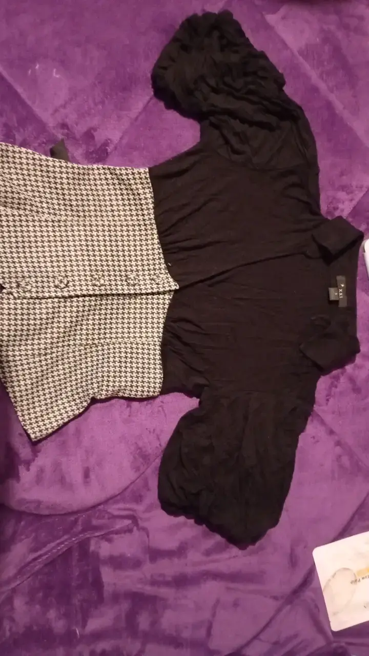 Blusa de mujer con diseño en blanco y negro - 1