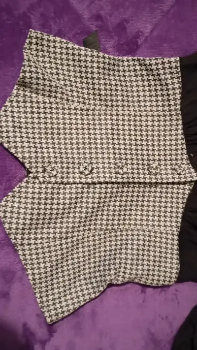 Blusa de mujer con diseño en blanco y negro - miniatura 2