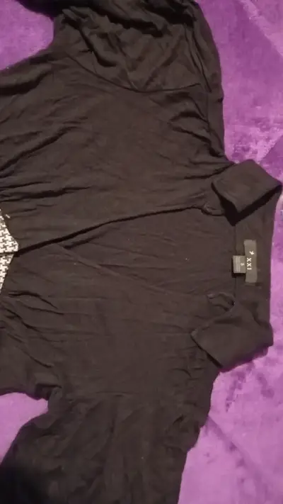 Blusa de mujer con diseño en blanco y negro - miniatura 3