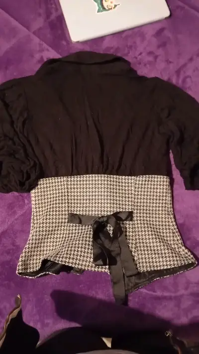 Blusa de mujer con diseño en blanco y negro - miniatura 5