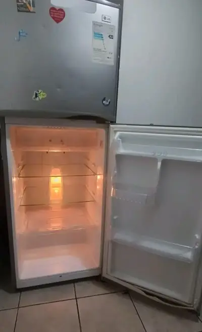 Refrigerador LG con congelador superior A+ - miniatura 1