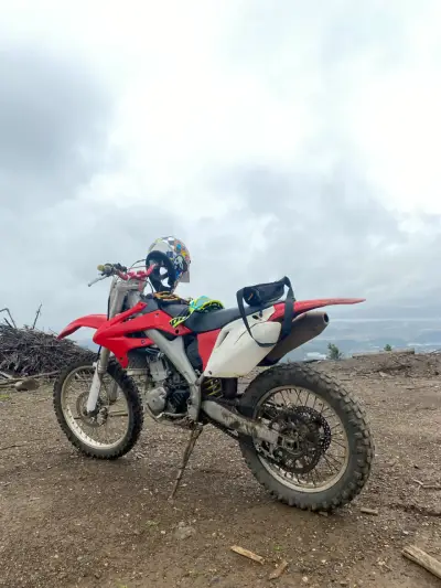 Moto de cross roja en buen estado - miniatura 1