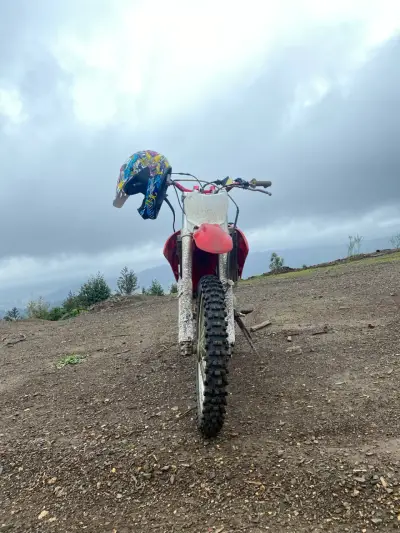 Moto de cross roja en buen estado - miniatura 2