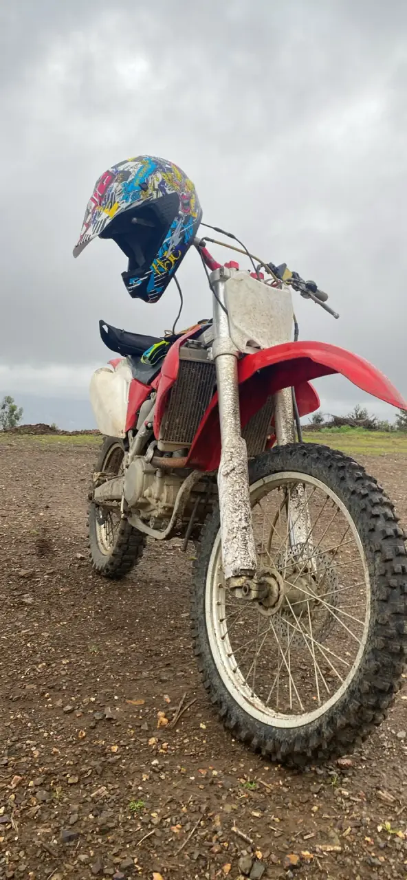 Moto de cross roja en buen estado - 3