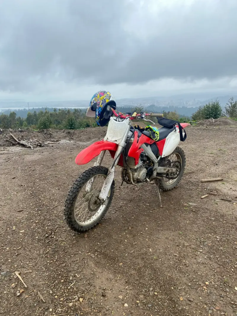 Moto de cross roja en buen estado - 4