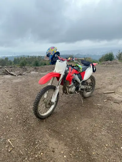 Moto de cross roja en buen estado - miniatura 4