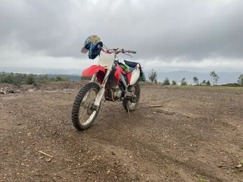 Moto de cross roja en buen estado - 5