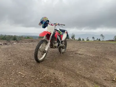 Moto de cross roja en buen estado - miniatura 5