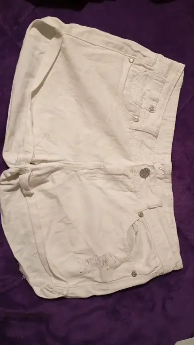 Shorts de mezclilla blancos para mujer - miniatura 1