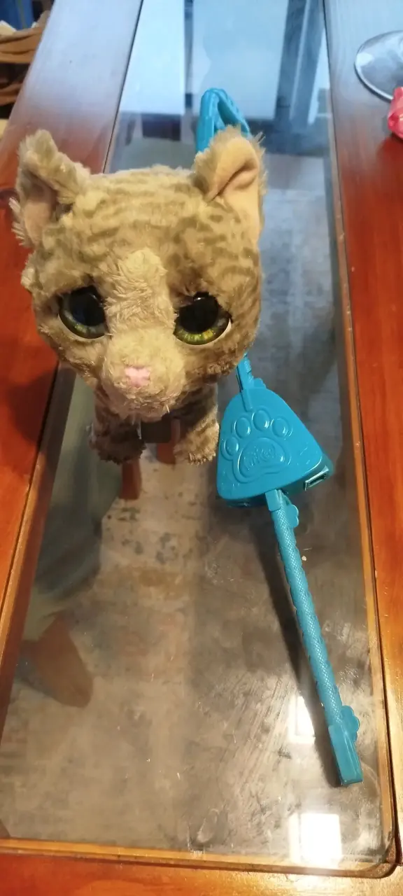 Peluche FuReal de gato con correa - 1