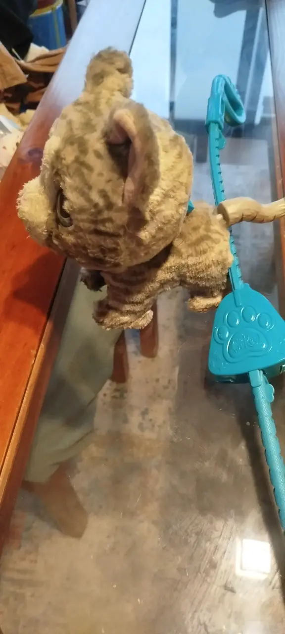 Peluche FuReal de gato con correa - 2