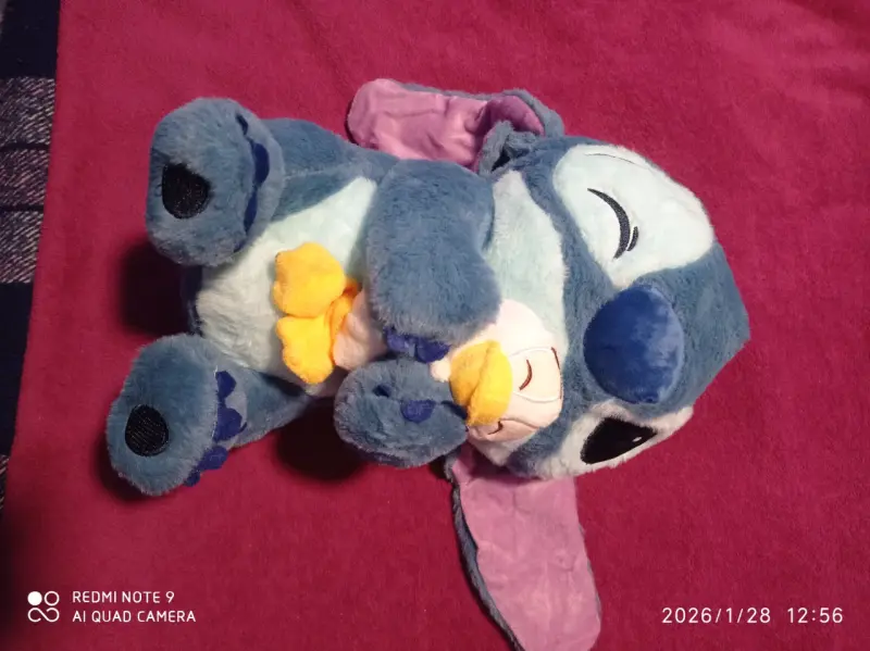 Peluche de personaje azul con pato