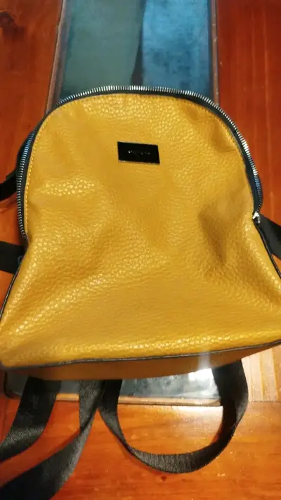 Mochila amarilla de cuero sintético con diseño moderno - miniatura 1