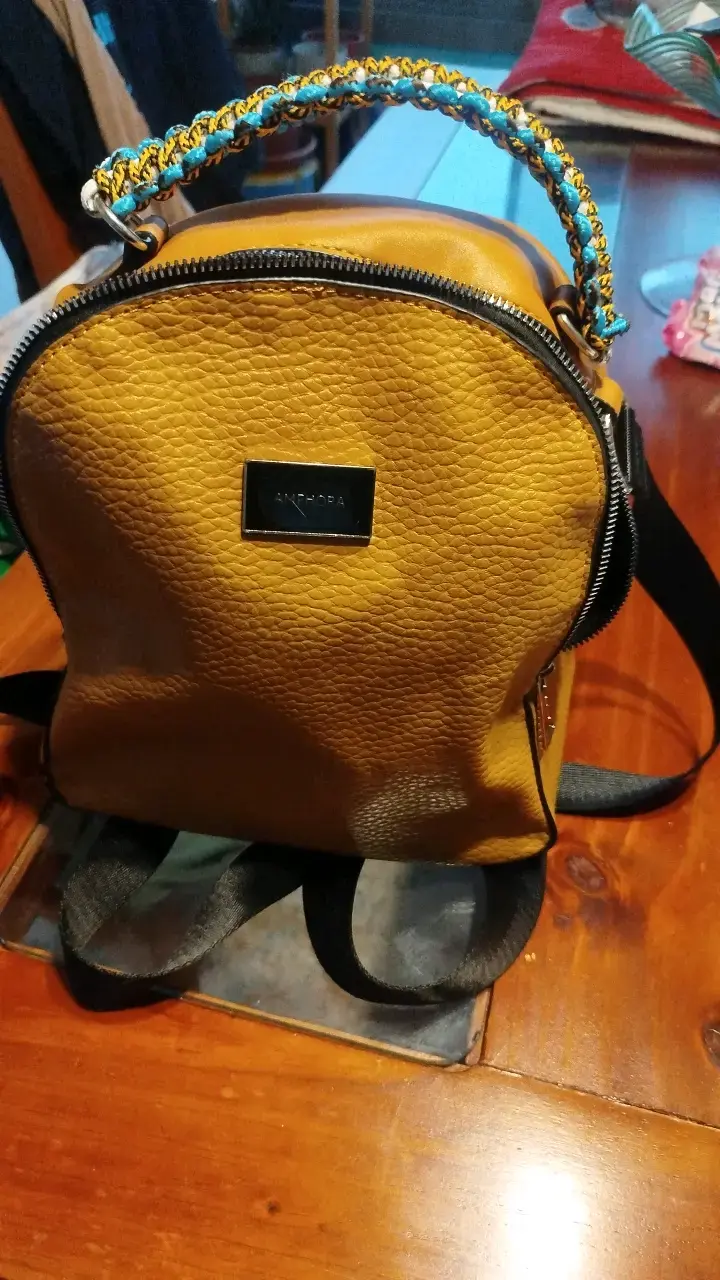 Mochila amarilla de cuero sintético con diseño moderno - 2