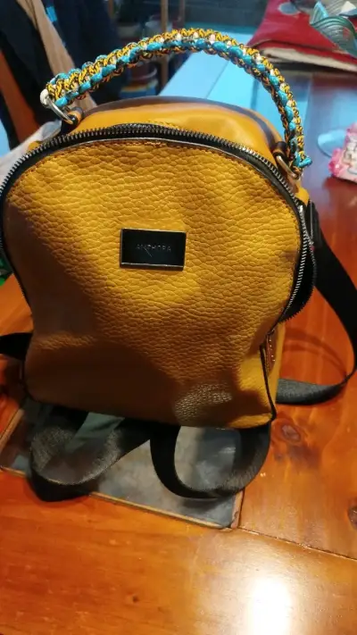 Mochila amarilla de cuero sintético con diseño moderno - miniatura 2