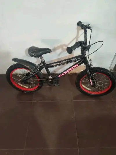 Bicicleta infantil Thompson negra con detalles rojos - miniatura 1