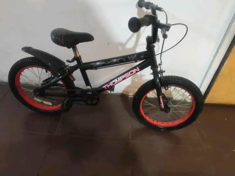 Bicicleta infantil Thompson negra con detalles rojos - 2