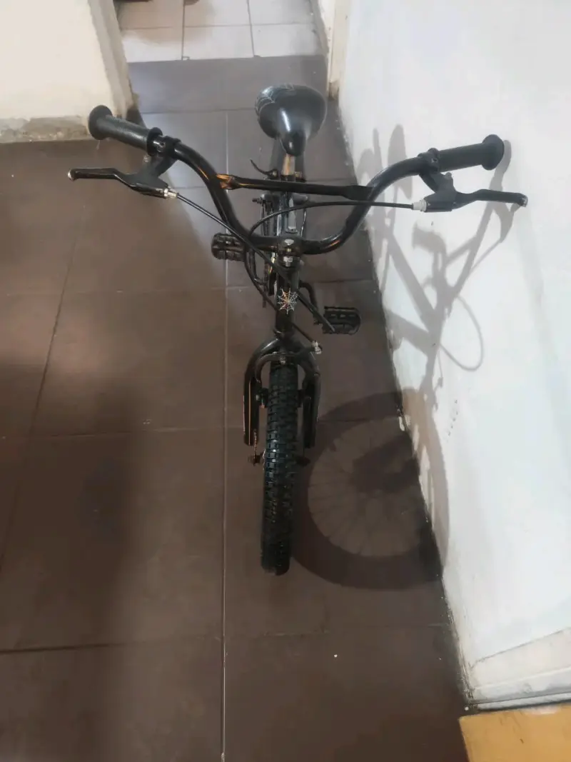 Bicicleta infantil Thompson negra con detalles rojos - 3