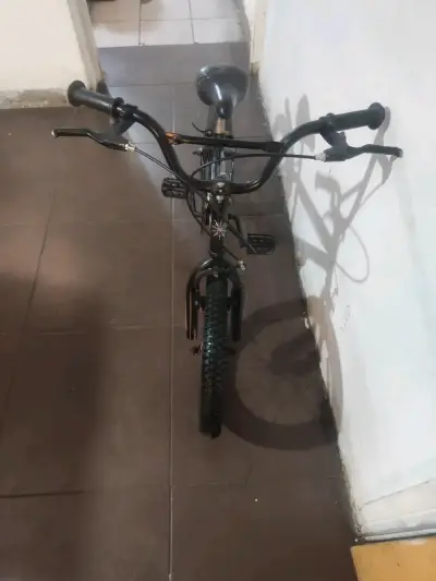 Bicicleta infantil Thompson negra con detalles rojos - miniatura 3