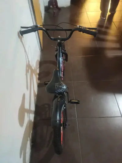 Bicicleta infantil Thompson negra con detalles rojos - miniatura 4