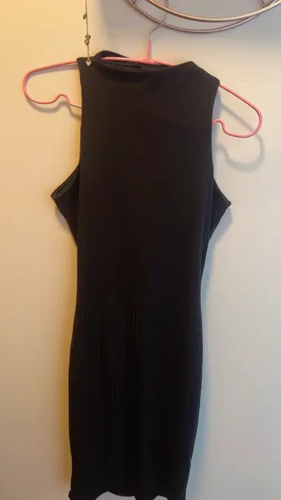 Vestido corto sin mangas negro elegante - miniatura 1