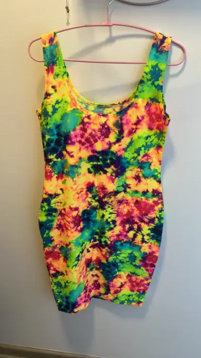 Vestido corto sin mangas negro elegante - miniatura 2