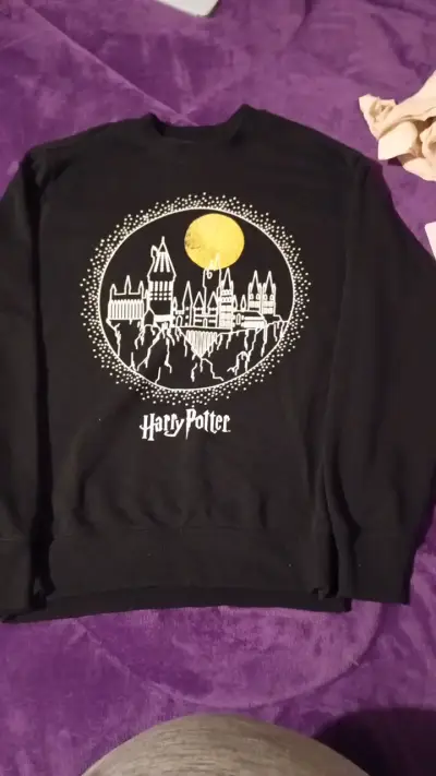 Polerón negro Harry Potter con diseño Hogwarts - miniatura 1