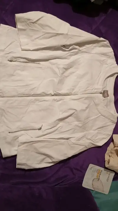 Chaqueta blanca de mujer con cierre - miniatura 1
