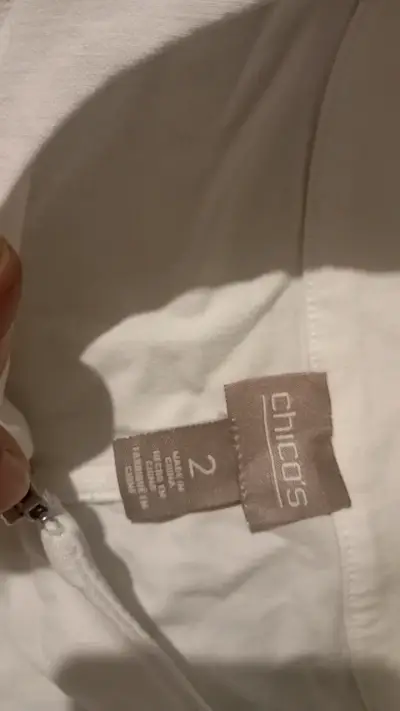 Chaqueta blanca de mujer con cierre - miniatura 2