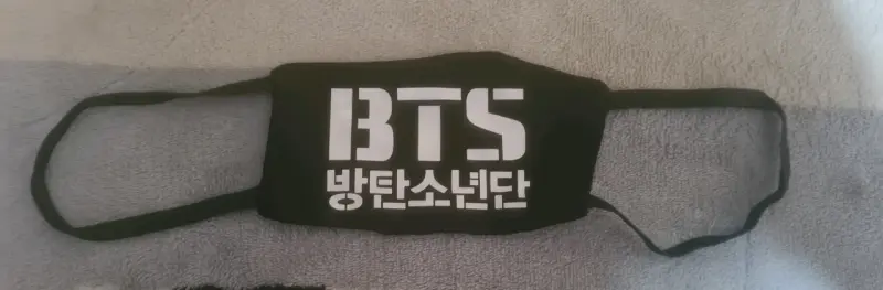 Mascarilla negra con diseño BTS