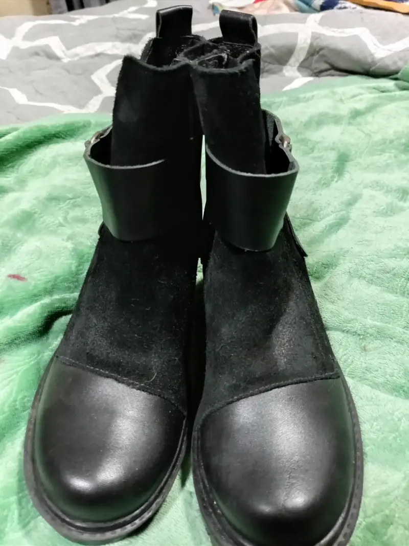 Botas negras de cuero y gamuza para mujer - 1