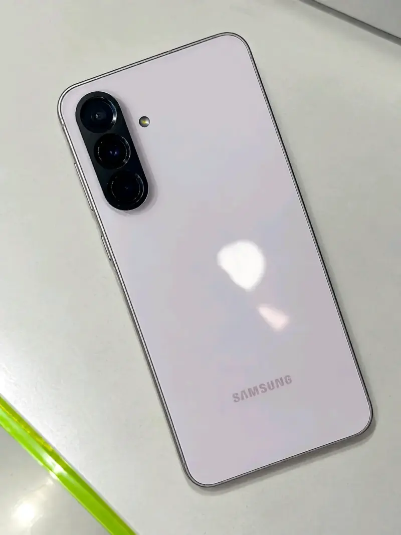 Samsung Galaxy A 56 blanco en buen estado - 1