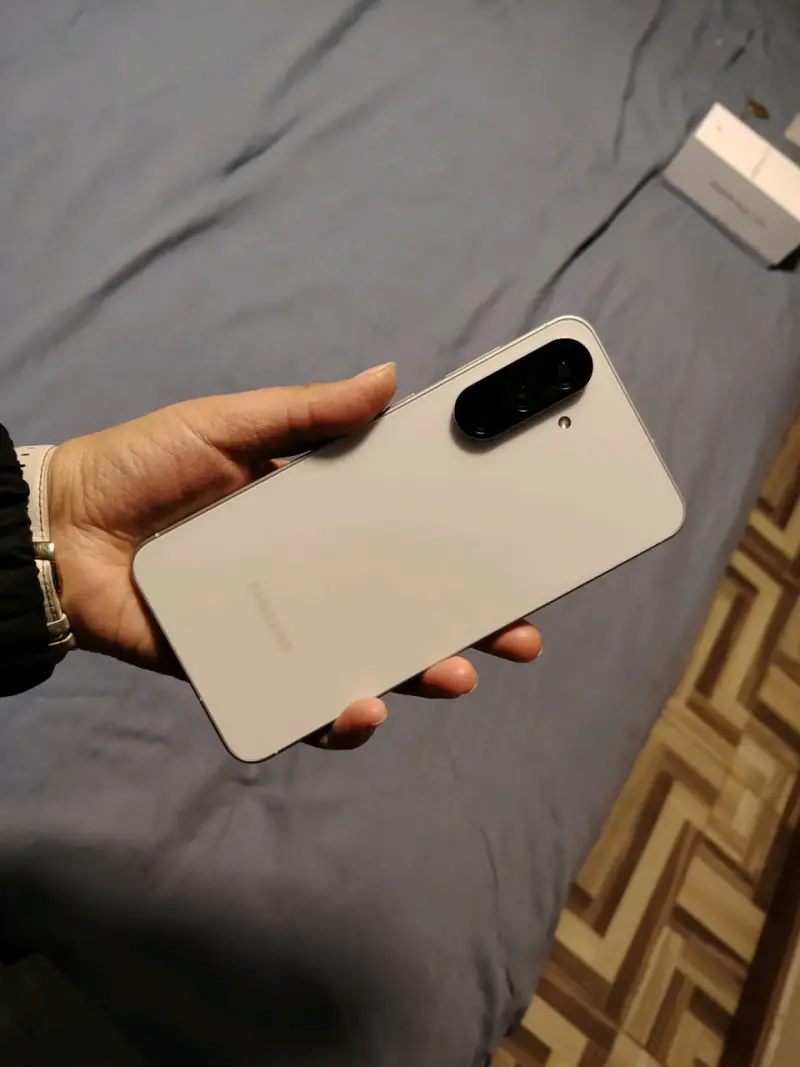 Samsung Galaxy A 56 blanco en buen estado - 2