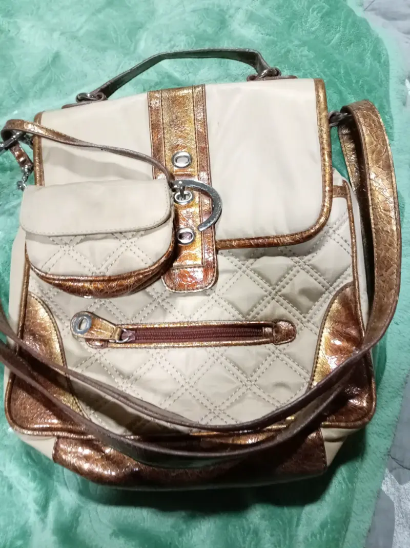 Bolso beige con detalles dorados y monedero