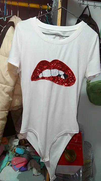 Body blanco con diseño de labios rojos brillantes - miniatura 1