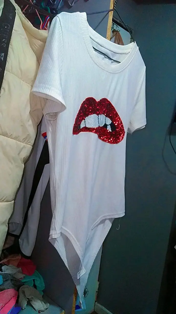 Body blanco con diseño de labios rojos brillantes - 2