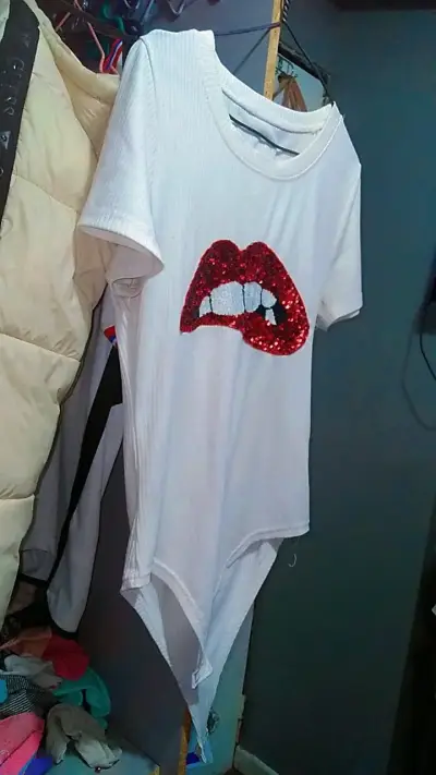 Body blanco con diseño de labios rojos brillantes - miniatura 2