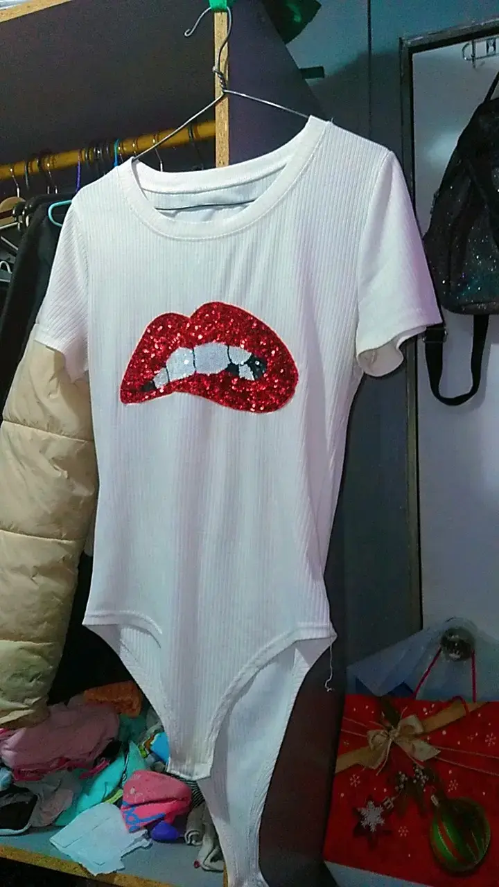 Body blanco con diseño de labios rojos brillantes - 3