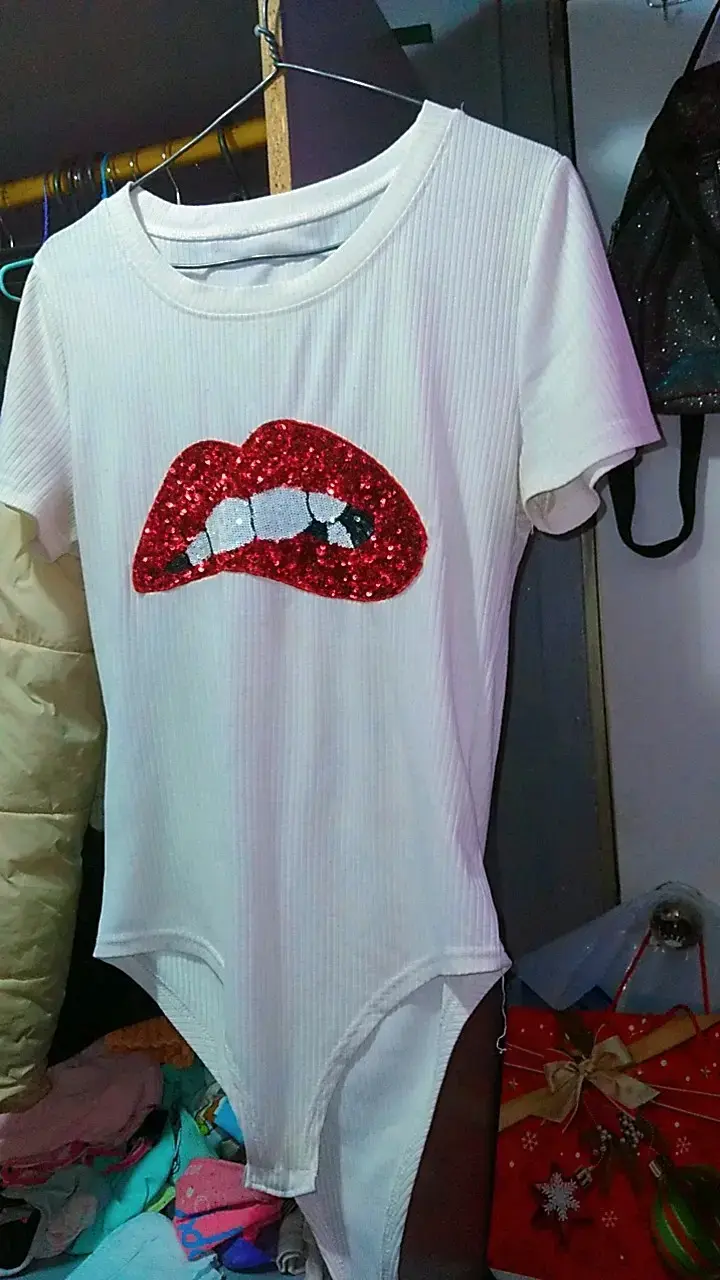 Body blanco con diseño de labios rojos brillantes - 4