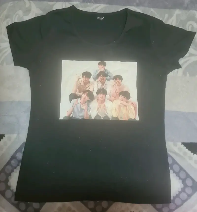 Polera negra con diseño de grupo musical BTS