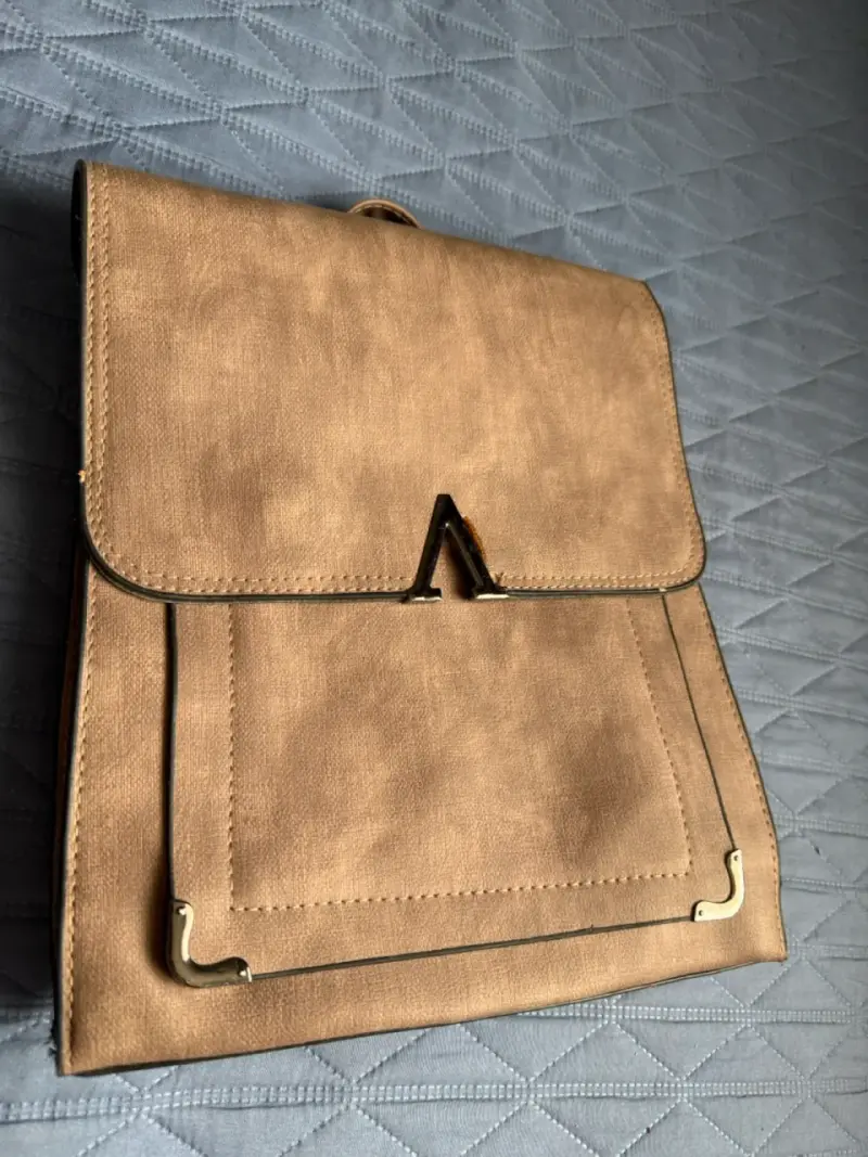 Mochila de cuero sintético beige con detalles dorados - 1